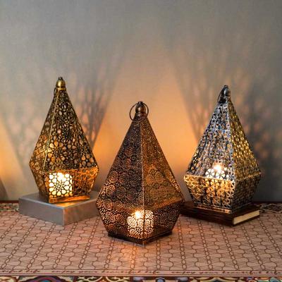 China Moroccan Customized Handmade Home Decoration Unique Design Decorative Iron Hanging Lantern With Modern T Light Holder à venda