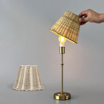 Κίνα 80 Ra Color Rendering Index Battery-Powered Rattan Restaurant Table Lamps with Replaceable Lampshade and Cordless Design προς πώληση