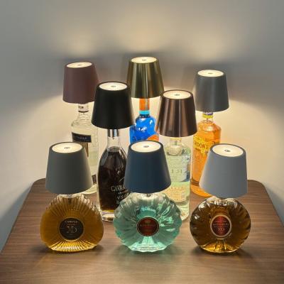 中国 Battery-Powered Metal Shade Modern Wine Bottle Lamp Kit Transform Your Empty Bottles into Blue Cone Shade Night Lights 販売のため