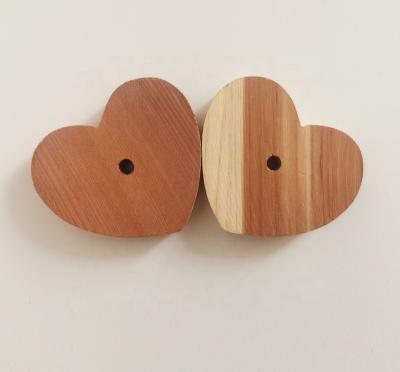 China Multifunction Cedar Wood Anti Moth Wooden Blocks Heart Shaped Ball for sale