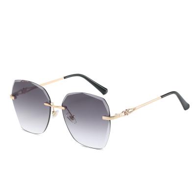 China Fashion sunglasses 2019 popular style fashion metal frame sunglasses for woman 13.9X14.5X5.8CM for sale