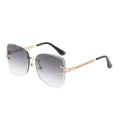 China Fashion sunglasses 2019 popular style fashion metal frame sunglasses for woman for sale