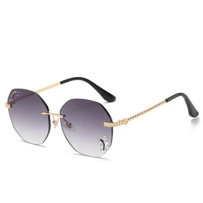 China Popular Fashion Sunglasses Style Metal Frame Women Sunglasses With Engraved Logo for sale