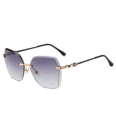 China Fashion Sunglasses Trendy Style Shading Sunglass Women Metal Frame Sunglasses for sale