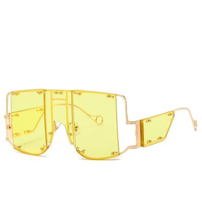 China One-piece punk sunglasses 902 new fashion sunglasses European and American custom women's rivet Harena border sunglasses for sale