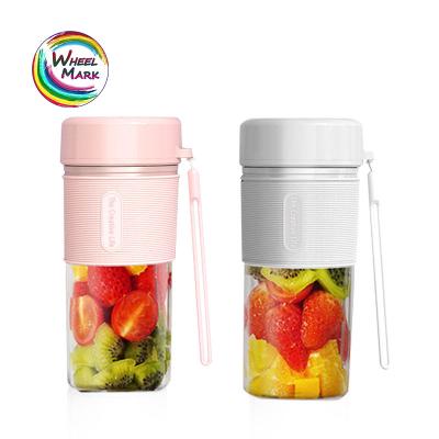 China Mini Portable Juicer Machine USB Blender Juicer Protable Rechargeable Blender Cup Home Juice Cups for sale