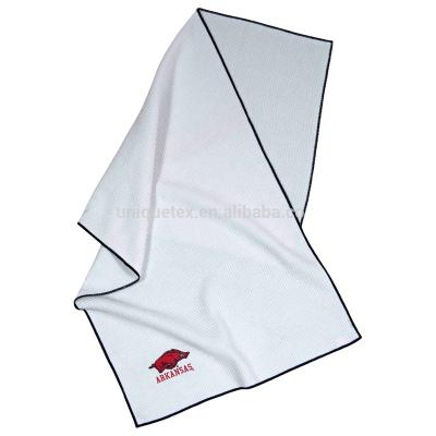 China Custom Suppliers Logo Microfiber Waffle Weave Golf Towel QUICK DRY With Buckle for sale