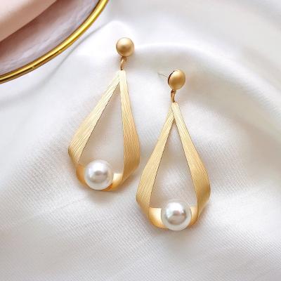 China Trendy simple luxury fashion women's drop pearl new earrings long earrings exaggerated jewelry 2022 geometric for sale