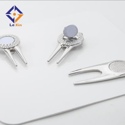 China Fashionable Custom Logo Magnetic Golf Divot Repair Tool Throwing Golf Fork Ball Marker for sale