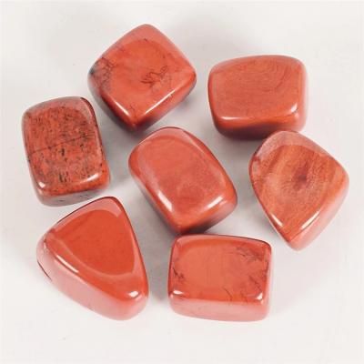 China Quartzo fraco lustrado Jasper Tumbled Stone vermelho irregular à venda