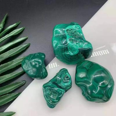 China Gemstone Tumble Healing Reiki Malachite Palm Stone For Anxiety for sale