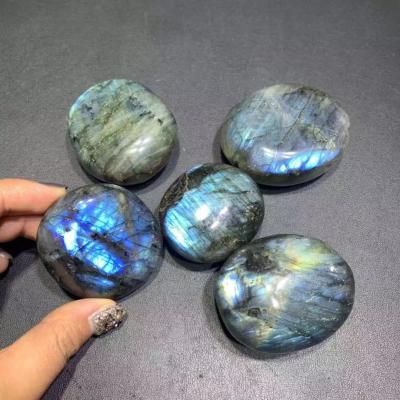 China Energy Healing Aura Blue Flash Labradorite Palm Stone for sale