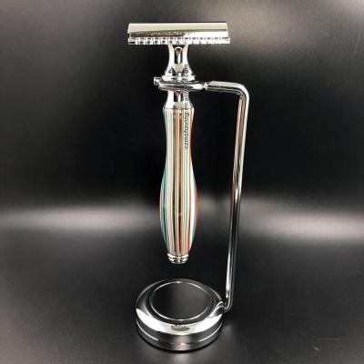 China Single Blade Men Shaving Double Edge Safety Razor Set Chrome Metal Handle Stand Scratch Pattern Holder for sale