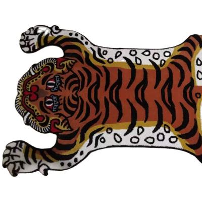 China Non Slip Tiger Shape Die Cut Hand Tufted Irregular Shape Acrylic Custom Cover for sale