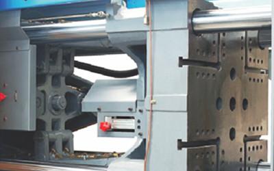 Chine Machine thermoplastique de moulage par injection de PE, machine de moulage MZ320MD injection à vendre