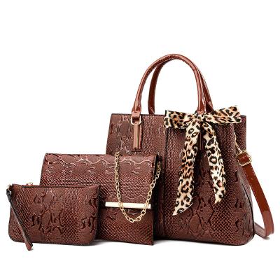 China 2021 fashion large capacity tote shoulder bag fashion retro new embossed mother's single handbag for sale