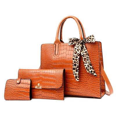 China Fashion to women's bag handbag crocodile women's bag 2021 European and American new fashion mother child messenger bags for sale