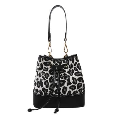 China 2021 New Trendy Leopard Print Hand Bucket Bag Retro Fashion Durable Fashion Shoulder Bag Printed Simple Messenger Bag for sale