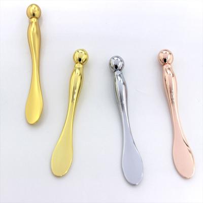 China Luxury Gold Plastic Stainless Scoop Blood Vessel Removal Eye Cream Scoop With Lip Rub Eye Cream Spoon for sale