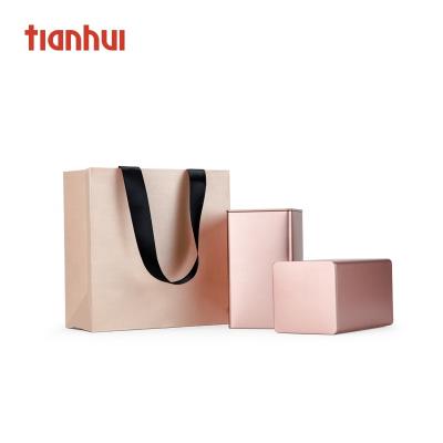 China Biodegradable Luxury Custom Printed Shopping Gift Paper Bag Logo With Handle Gift Packaging Art Paper Hand Length Offset Printing for sale