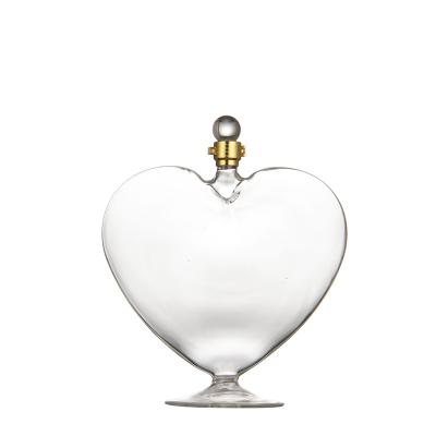 China Wholesale 1000ml borosilicate whiskey bottle heart shaped luxury wine bottle set whiskey bottle unique shape for sale