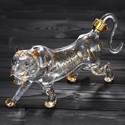 China 500ml/1000ml Wine Gift GLASS Bottled Animal SCULPTURE Crystal Animal Sculpture Tiger Cheap Carved Crystal Glass Wine Decanter for sale