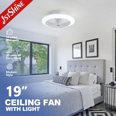 Chine Solutions d'éclairage Ventilateur de plafond LED blanc certifié ETL avec lames légères et faciles à nettoyer à vendre