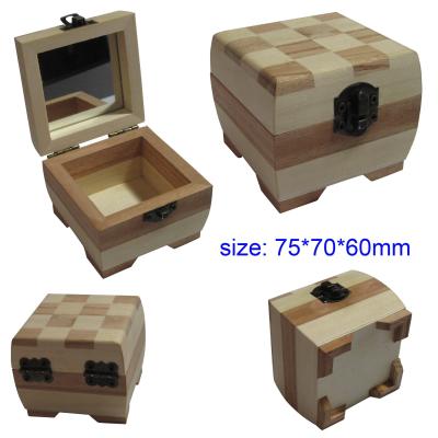 China Fancy Craft Solid Wooden Gift Boxes For Jewelry Storage With Mirror Metal Lock for sale