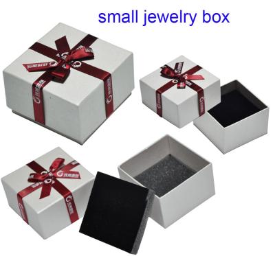 Chine Petite boîte à bijoux blanche carrée faite sur commande de carton pour l'emballage de cadeau d'anneau à vendre