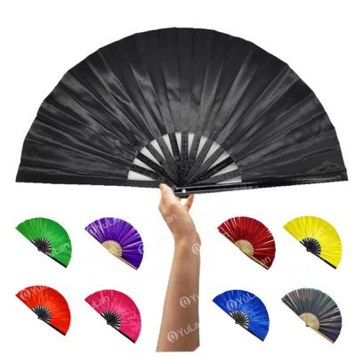 China La mano plegable colorida aviva la fan de mano llana de bambú de la tela de 13 pulgadas en venta