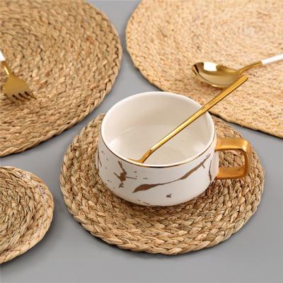 China Sustainable Natural Aquatic Handwoven Round Insulated Corn Husk Place Mat Kitchen Accessories for sale