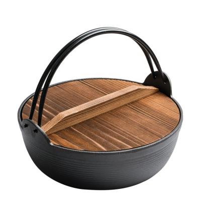 China Sustainable Hot Melt Pot Pre-Seasoned Japanese Cast Iron Pot With Wooden Lid for sale