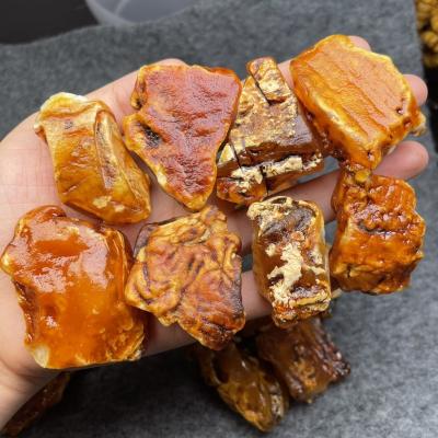 China Imam Muslim Amber Tiger Skin Grain White Honey Amber Natural Amber Stone Russian for sale