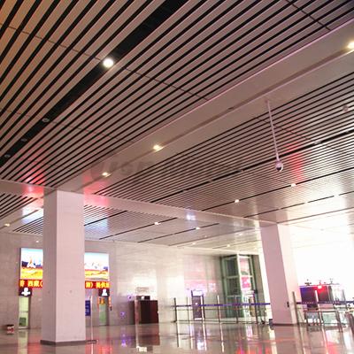 China Integrated Custom Aluminum Ceilings Strip Ceiling / Aluminum Linear Sheet Metal Ceiling Interior Decoration for sale