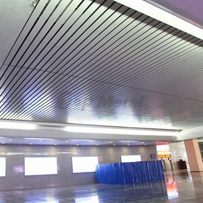 China Linear Aluminum Strip Ceilings Corrosion Resistance Integrated False Ceiling for sale