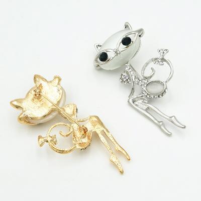 China Factory Direct Sales Cat Ornaments Fashionable Cute Brooch Animal Shape Brooch Pin for sale