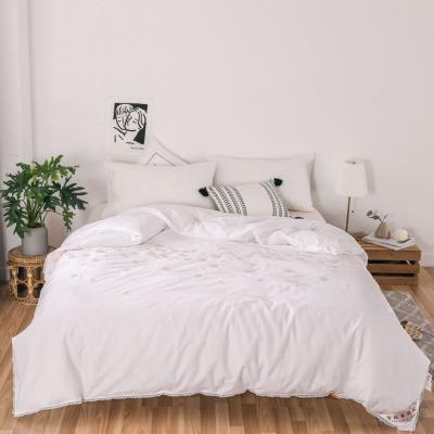 China Folded Cotton Embroidery Comforter Bedspread Cover Super Soft Comforter Set Summer Luxury Silk Comforter for sale