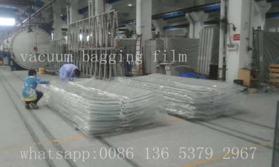 China Limpie la película del empaquetamiento con la aspiradora para el vidrio laminado en autoclave en venta
