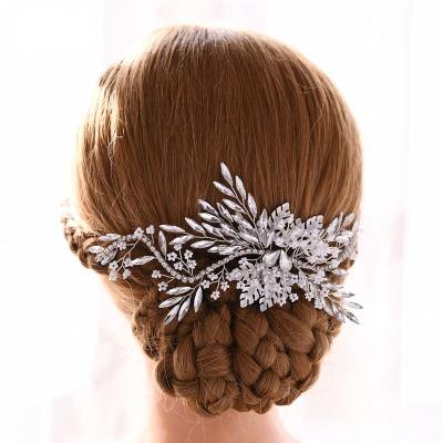 China 2022 New New Design Alloy Leaves Wedding Hair Accessories Princess Headpiece Crystal Flower Hair Comb Wedding Bridal Hair Jewelry for sale