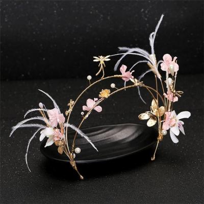 China HOT Gold Wedding Headdress Retro Shape Alloy Feather Headband Crown Pearl Feather Feather Garland Telephone Line Wedding Hair Accessories for sale