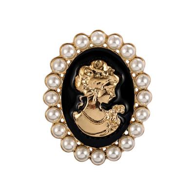 China Vintage Fashionable Geometric Elegant Ladies Circle Pearl Metal Women Jewelry Victorian Gold Party Brooches for sale