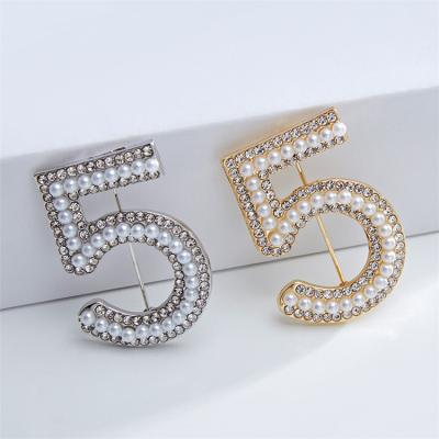 China Fashion Accessories Digital 5 Brooch Pin Number 5 Trendy Rhinestone Beads Brooches For Women Wholesale Jewelry for sale