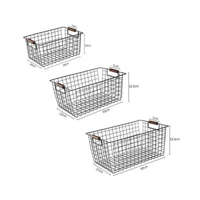 China Sustainable Kitchen Bath Toy Organizer Metal Metal Wire Mesh Fruit Storage Basket With Wooden Handle for sale