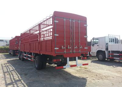 China Three Axles Cow Transport Truck , 10 Wheels Horse Cattle Truck RHD Driving Steering for sale