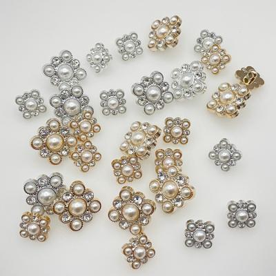 China Durable Factory Producing Custom Shiny Silver Plastic Pearl Button, Color Round Wedding Decoration Rhinestone Crystal Button Cloth for sale