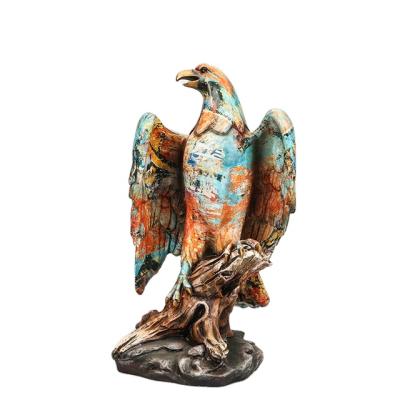 China Europe 2021 new painted eagle modeling resin crafts sculpture for table decoration featured modern art handcraft theme animal statue for sale