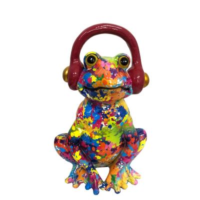 China Unique Colorful Europe Resin Helmet Frog Figurines For Office Decor Funny Frogs Sculptures Garden Decor Statues Souvenirs Gifts for sale