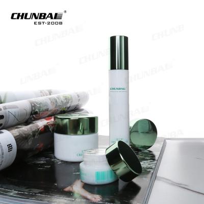 中国 2022 New Empty Frosted White Ceramic Containers Glass Bottles 100ml With Pump Cosmetics Packaging Set 販売のため