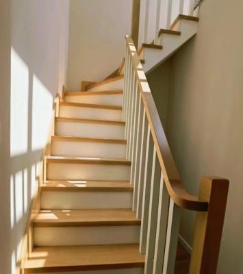 China Modern light colored solid wood tread plus the white and enlarged version of the curved staircase. for sale