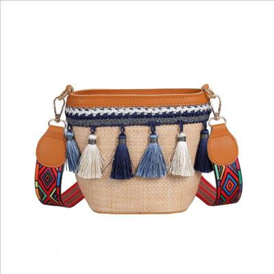 China 2021 New Fashion Women Summer Beach Handmade Straw Tote Bag Bohemian Shoulder Bag With Tassel for sale